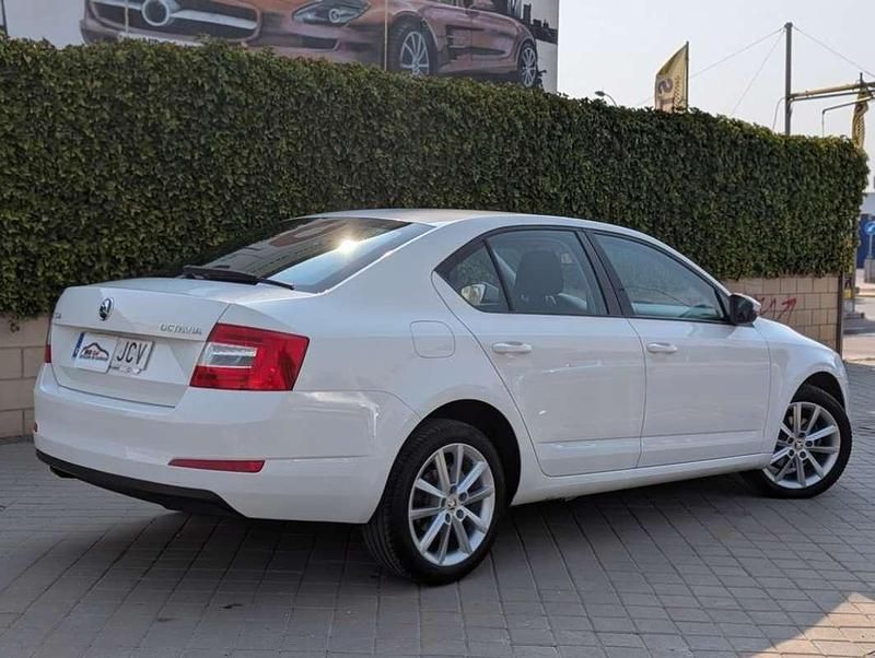 Usado Skoda Octavia Style 150 CV (110 kW) 2015 Blanco Utilitario
