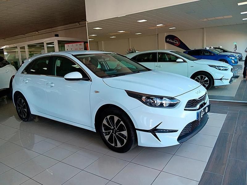 Otro Usado 2024 Kia Ceed Berlina | 19.600 € (Precio justo) - Imagen 1/4