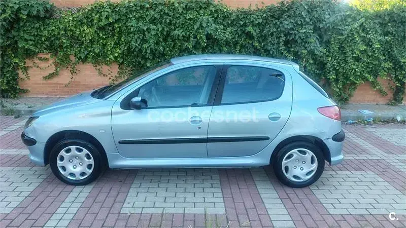 Usado Peugeot 206 70 CV (51 kW) 2004 Azul Berlina