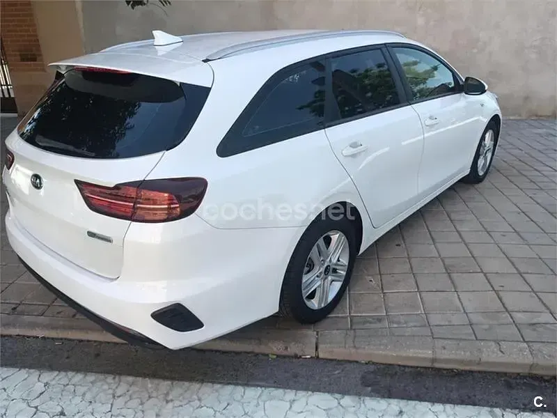 Usado Kia Ceed 136 CV (100 kW) 2021 Blanco Utilitario