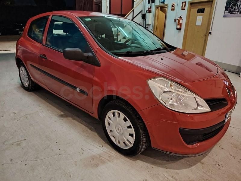 Usado Renault Clio II Authentique 75 CV (55 kW) 2007 Rojo Berlina