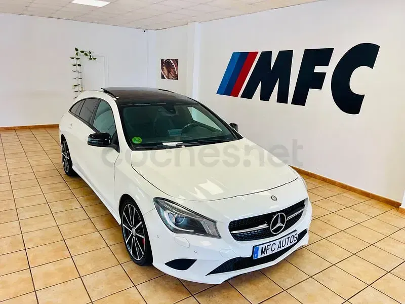 Usado Mercedes CLA220 Shooting Brake Urban 177 CV (130 kW) 2015 Blanco Familiar