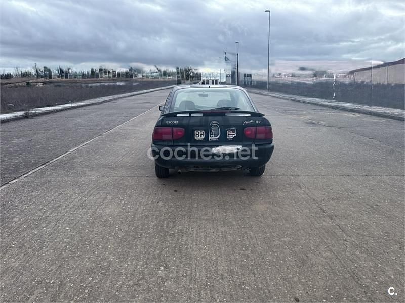 Usado Ford Escort 90 CV (66 kW) 1996 Verde Berlina