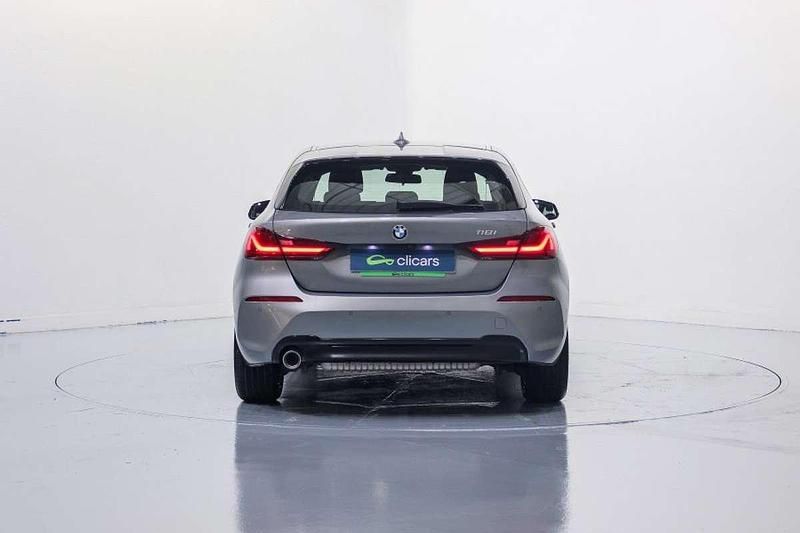 Usado BMW 118 Sport Line 136 CV (100 kW) 2023 Plateado Utilitario