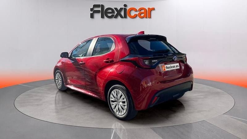 Usado Toyota Yaris Hybrid Active 116 CV (85 kW) 2023 Rojo Utilitario