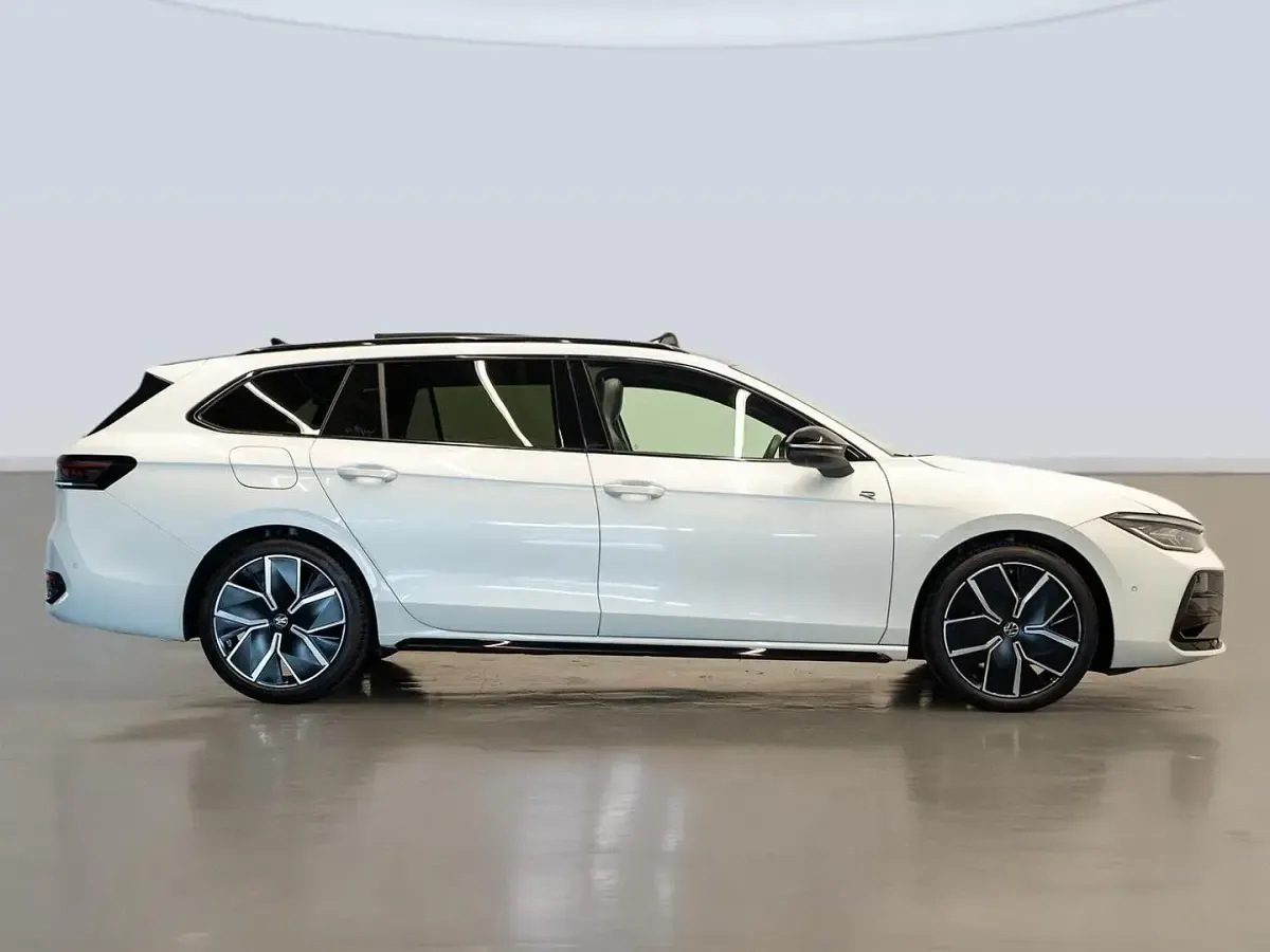Usado VW Passat R-line 150 CV (110 kW) 2024 Blanco Familiar