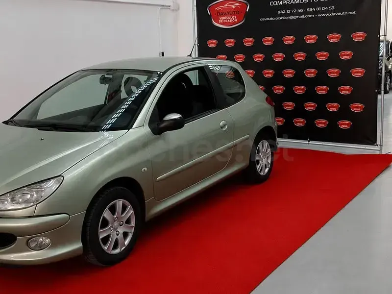 Usado Peugeot 206 70 CV (51 kW) 2006 Verde Berlina