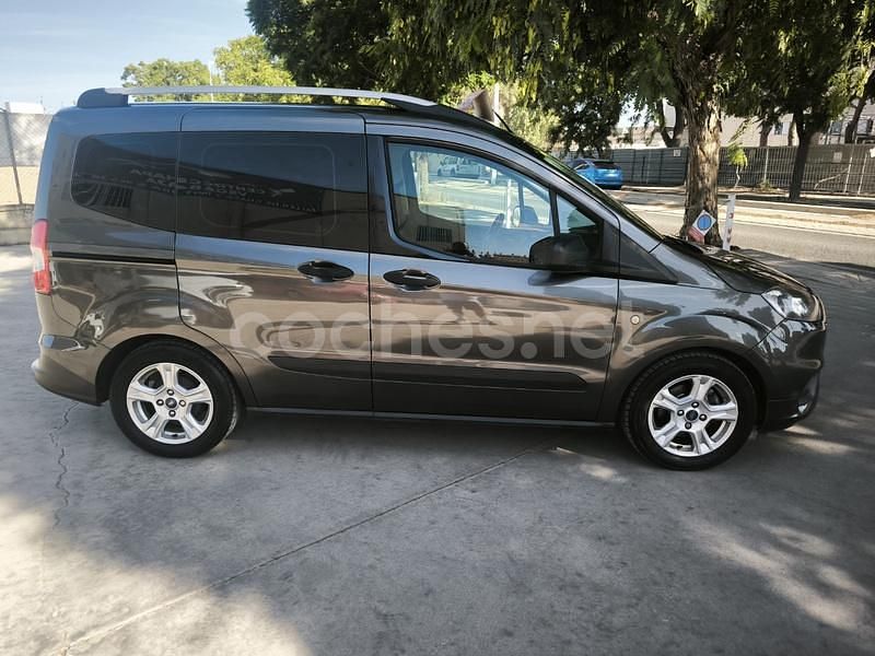 Usado Ford Tourneo Courier Sport 100 CV (73 kW) 2018 Gris / plata Monovolumen