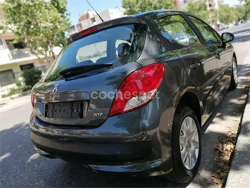 Usado Peugeot 207 75 CV (55 kW) 2010 Gris / plata Berlina