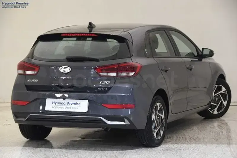 Usado Hyundai i30 100 CV (73 kW) 2025 Gris / plata Berlina