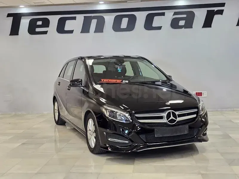 Usado Mercedes B180 109 CV (80 kW) 2017 Negro Utilitario