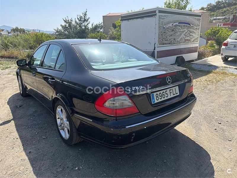 Usado Mercedes E220 Avantgarde 125 CV (91 kW) 1997 Negro Berlina