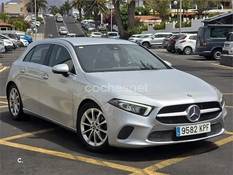 Usado Mercedes A180 109 CV (80 kW) 2018 Gris / plata Berlina
