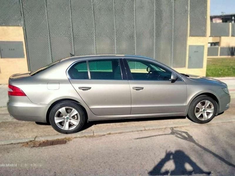 Begagnad Skoda Superb Elegance 140 HK (102 kW) 2010 Beige Sedan