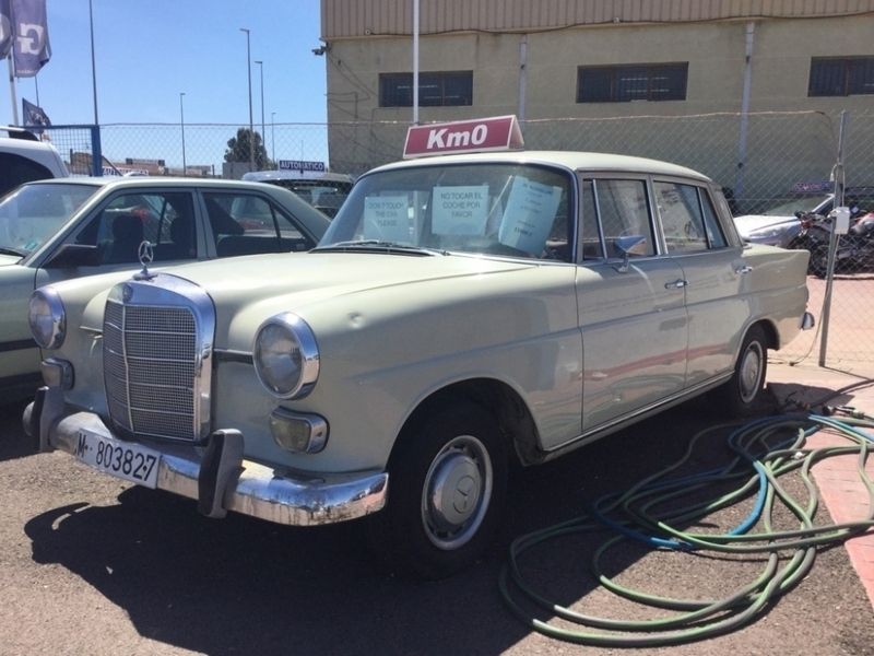 Usado Mercedes 200 110 CV (80 kW) 1967 Beige