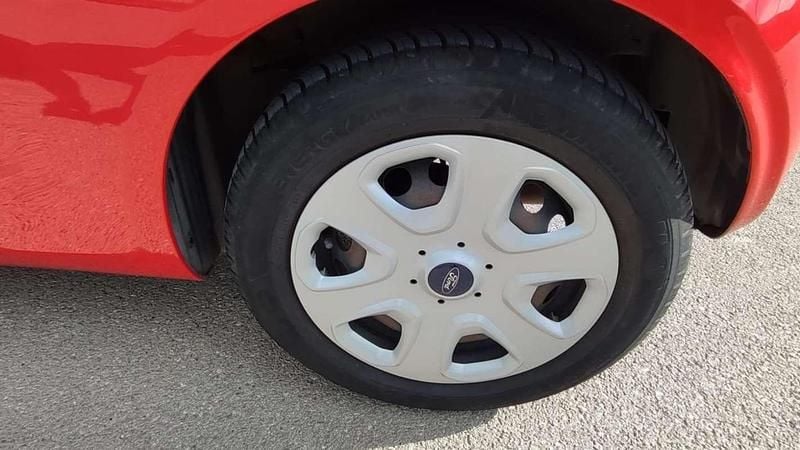 Usado Ford Ka S 69 CV (50 kW) 2014 Rojo Utilitario