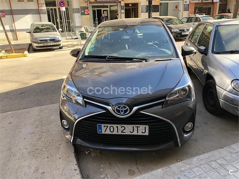 Gris / plata Usado 2016 Toyota Yaris Hybrid Active Berlina | 9600 € (Precio justo) - Imagen 1/4