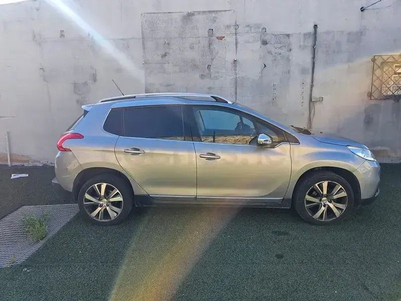 Usado Peugeot 2008 Allure 92 CV (67 kW) 2015 Gris / plata SUV