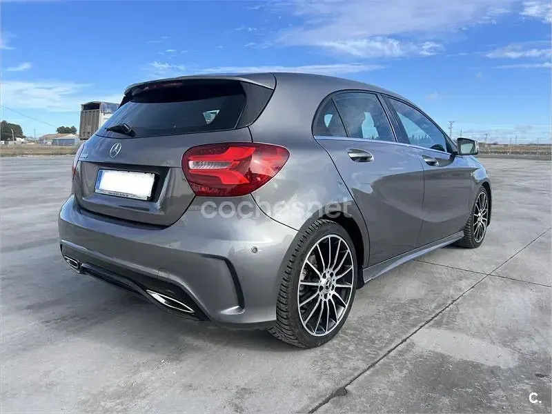 Usado Mercedes A180 122 CV (89 kW) 2018 Gris / plata Berlina