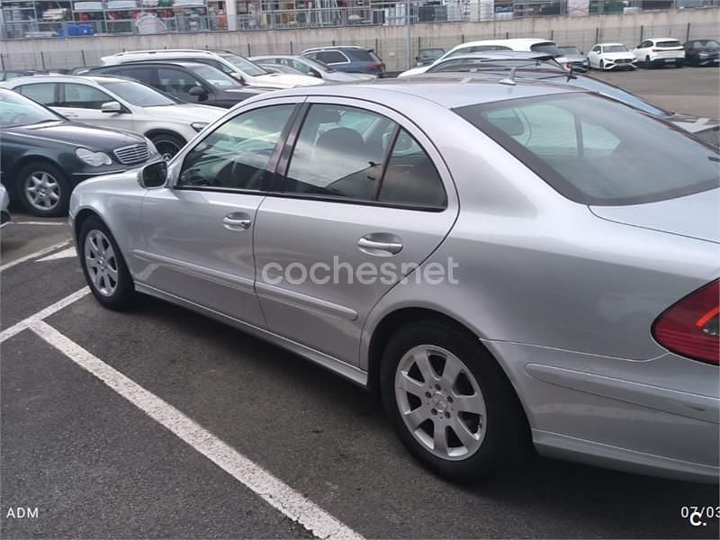 Usado Mercedes E220 Classic 150 CV (110 kW) 2007 Gris / plata Berlina