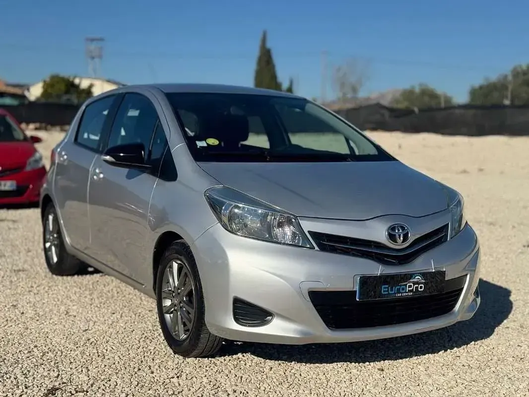 Usado Toyota Yaris Active 90 CV (66 kW) 2012 Gris Utilitario