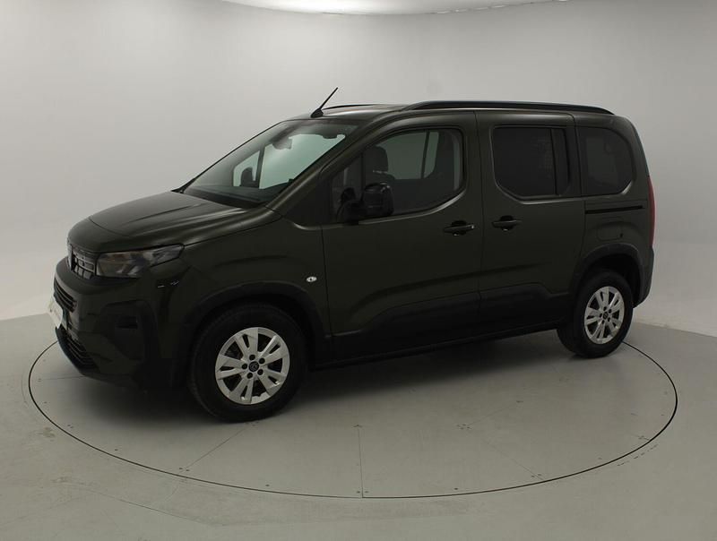 Usado Peugeot Rifter Allure 100 CV (73 kW) 2024 Verde Monovolumen