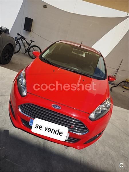 Usado Ford Fiesta Trend 60 CV (44 kW) 2013 Rojo Utilitario