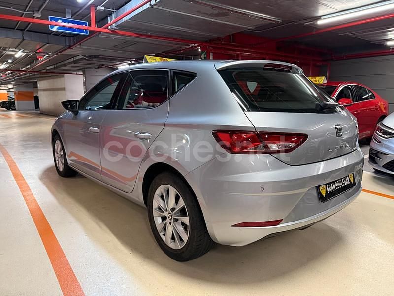 Usado Seat Leon Style 115 CV (84 kW) 2018 Gris / plata Berlina