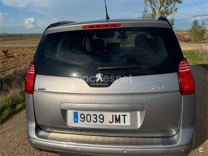 Usado Peugeot 5008 Style 120 CV (88 kW) 2016 Gris / plata Monovolumen