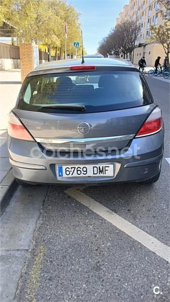 Usado Opel Astra Enjoy 120 CV (88 kW) 2005 Gris / plata Berlina
