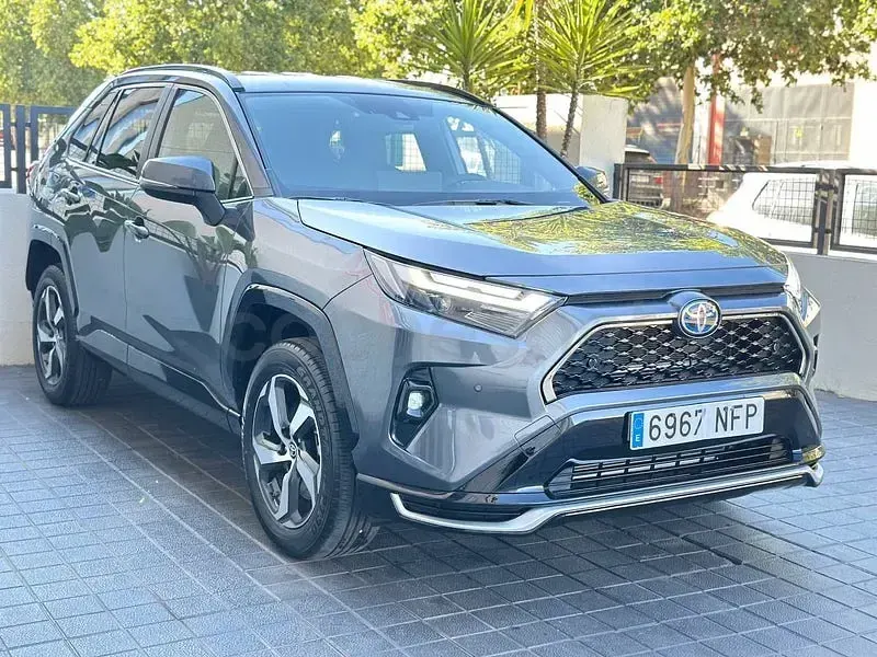 Usado Toyota RAV4 Hybrid Plus 306 CV (225 kW) 2025 Gris / plata SUV
