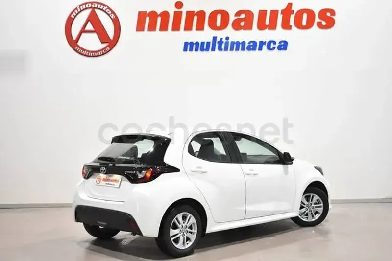 Używany Toyota Yaris Hybrid Business Edition 116 KM (85 kW) 2021 Biały Sedan/Limuzyna