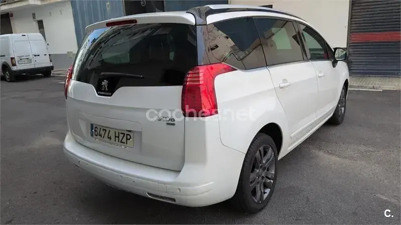 Usado Peugeot 5008 Allure 115 CV (84 kW) 2014 Blanco Monovolumen