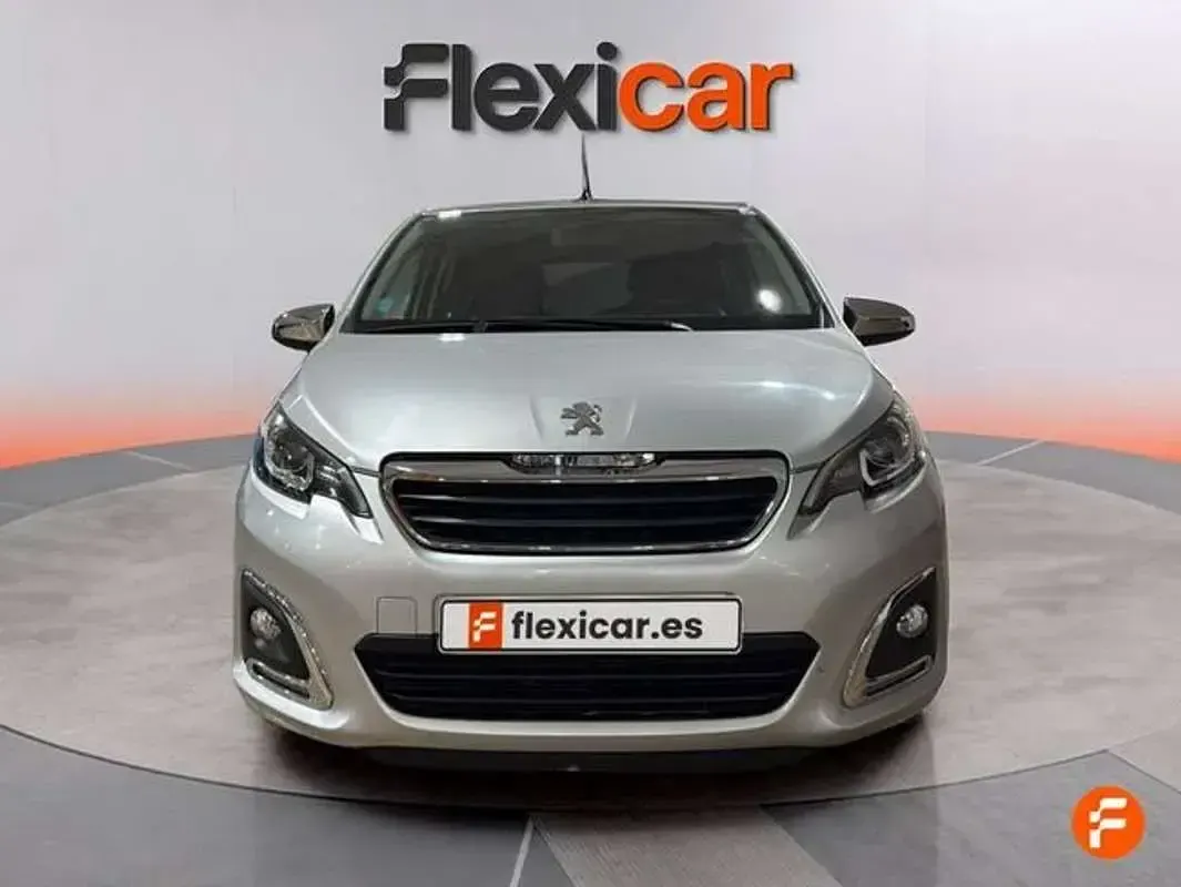 Usado Peugeot 108 Active 72 CV (52 kW) 2021 Gris Utilitario