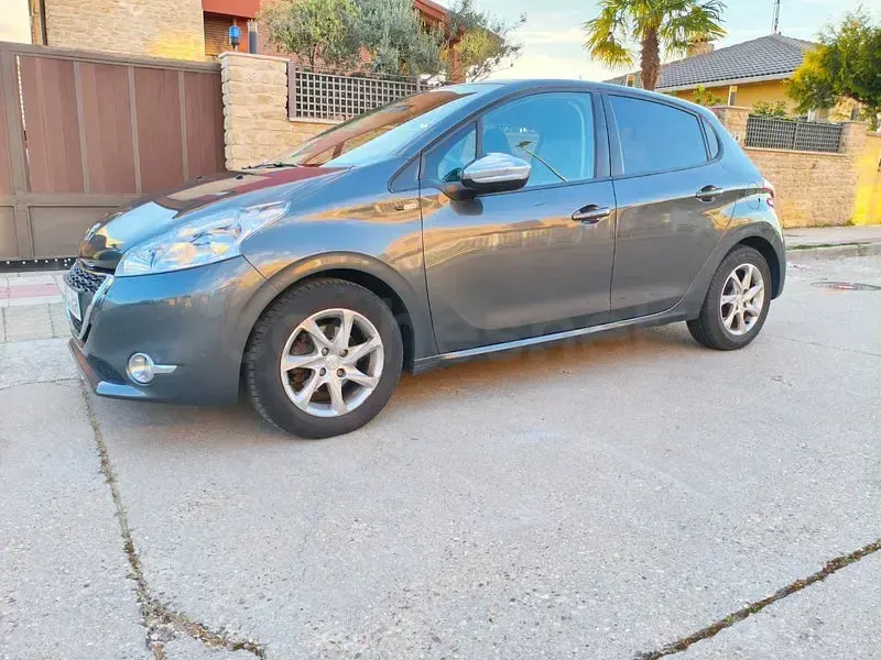 Usado Peugeot 208 Active 82 CV (60 kW) 2014 Gris / plata Utilitario