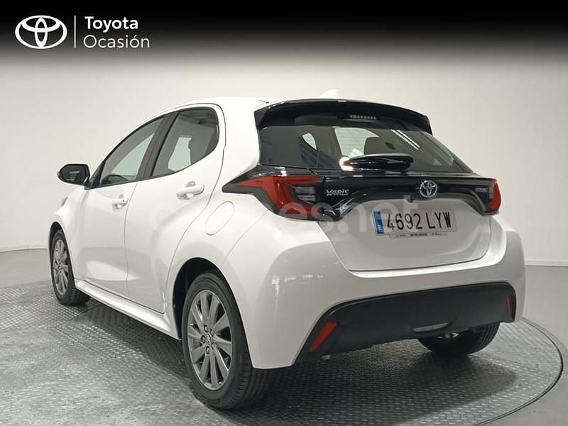 Usado Toyota Yaris Hybrid Active 116 CV (85 kW) 2022 Blanco Berlina
