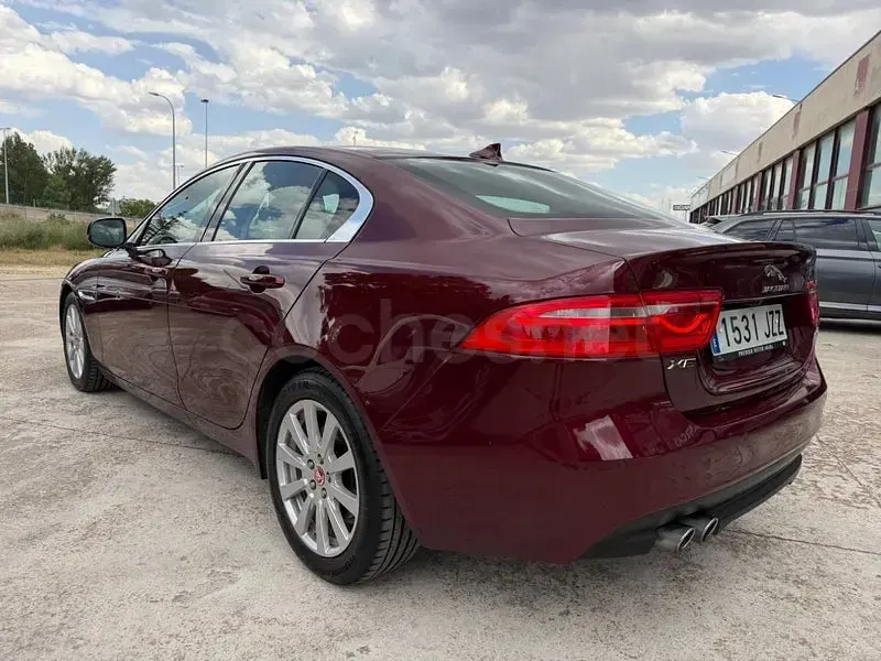 Usado Jaguar XE Prestige 180 CV (132 kW) 2017 Granate Berlina
