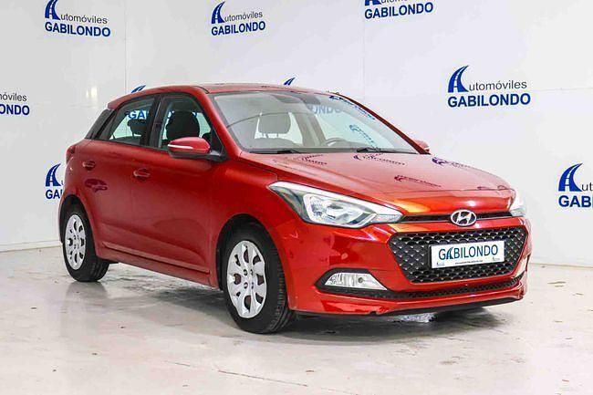 Usado Hyundai i20 75 CV (55 kW) 2015 Rojo Berlina