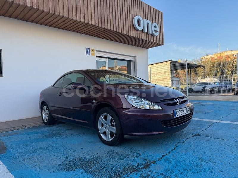 Usado Peugeot 307 CC 143 CV (105 kW) 2006 Granate Descapotable