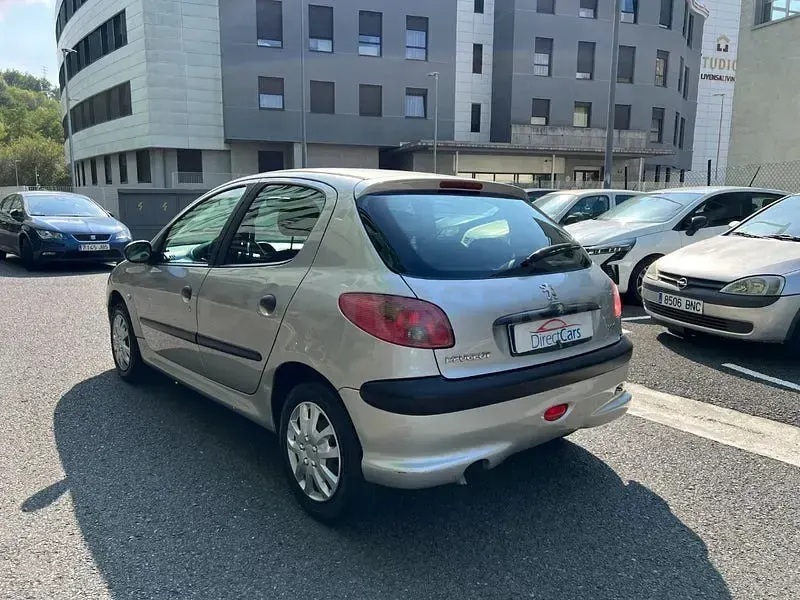 Usado Peugeot 206 75 CV (55 kW) 2006 Beige Berlina