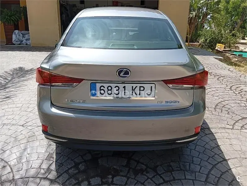 Usado Lexus IS300h Executive Line 223 CV (164 kW) 2018 Gris / plata Berlina