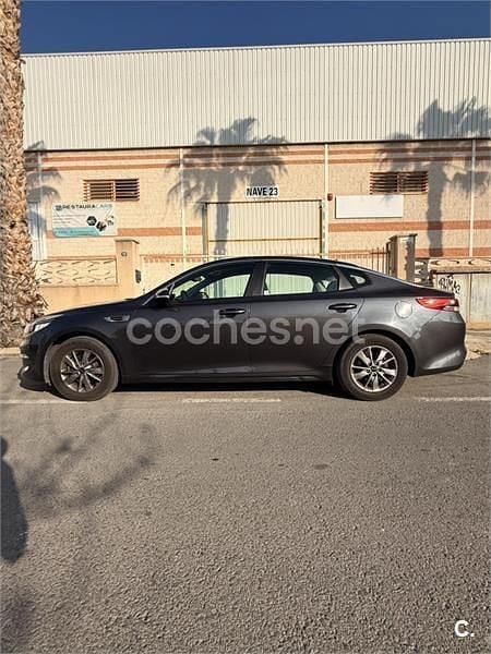 Usado Kia Optima GT-Line 141 CV (103 kW) 2018 Gris / plata Berlina