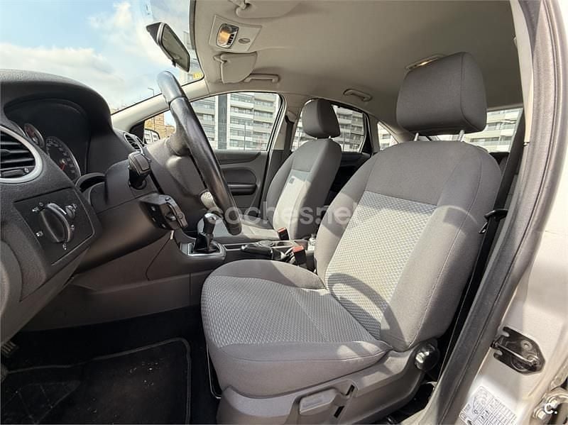 Usado Ford Focus Trend 90 CV (66 kW) 2006 Gris / plata Berlina