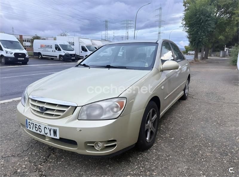 Amarillo Usado 2004 Kia Cerato EX Berlina | 2300 € (Un poco caro) - Imagen 1/4