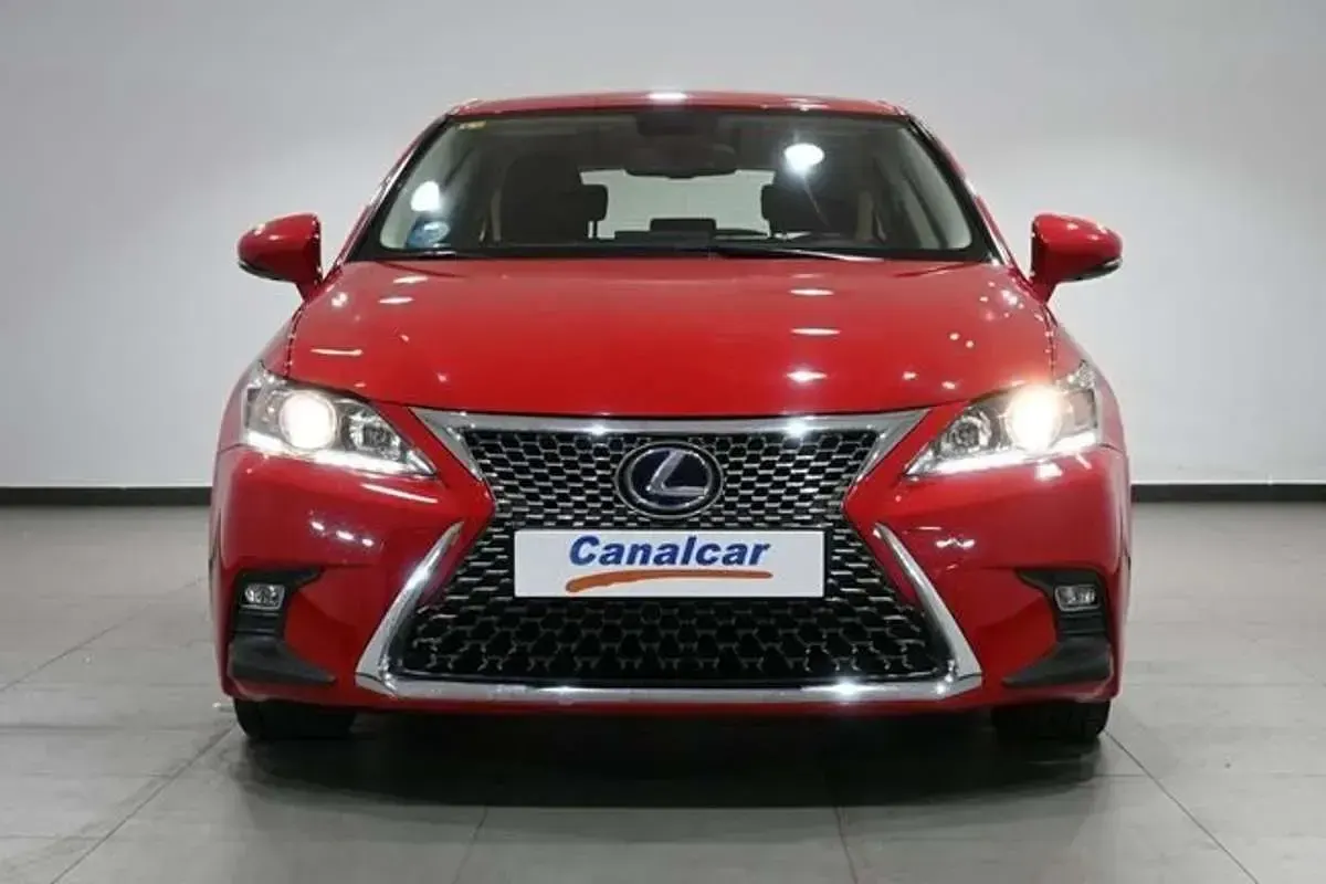 Usado Lexus CT200h Business Edition 82 CV (60 kW) 2018 Rojo Berlina