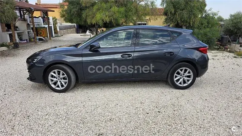 Usado Seat Leon Style 130 CV (95 kW) 2020 Negro Berlina