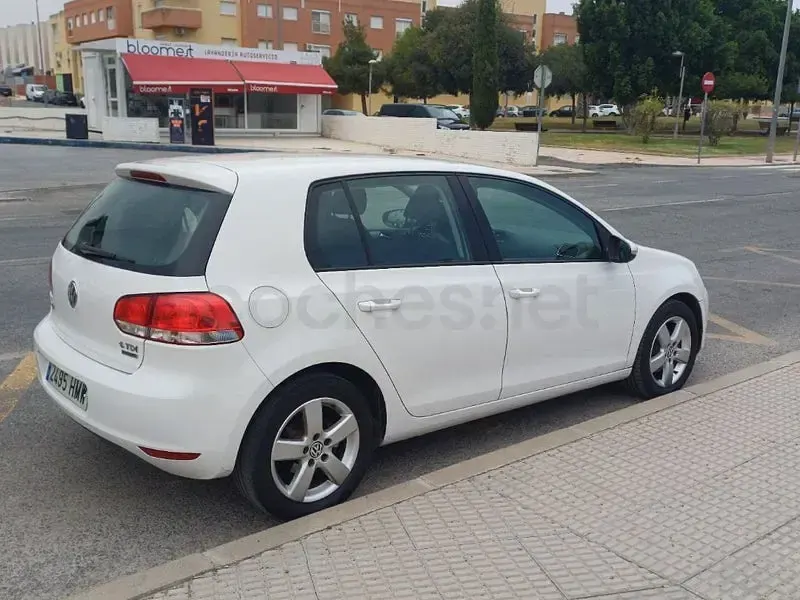 Usado VW Golf VII 105 CV (77 kW) 2012 Blanco Berlina