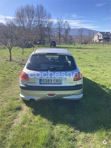 Usado Peugeot 206 70 CV (51 kW) 2004 Gris / plata Berlina