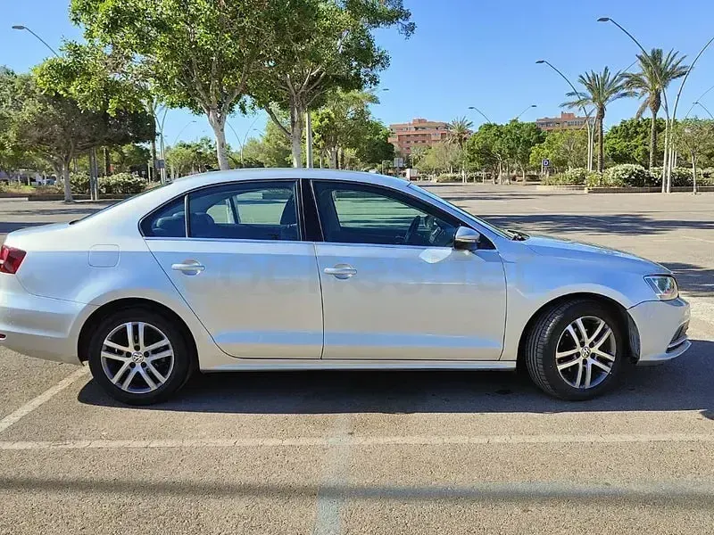 Usado VW Jetta Sportline 150 CV (110 kW) 2015 Gris / plata Berlina