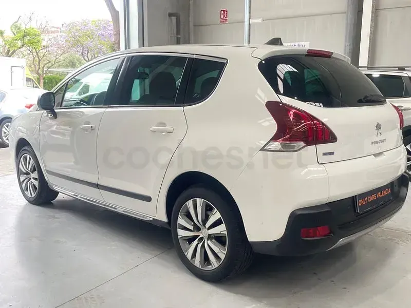 Usado Peugeot 3008 Style 120 CV (88 kW) 2015 Blanco Familiar